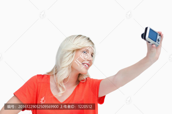 微笑的少女拍攝自己