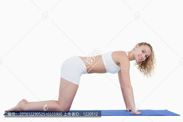 側(cè)面看一個(gè)年輕漂亮的女人做體操的所有佛