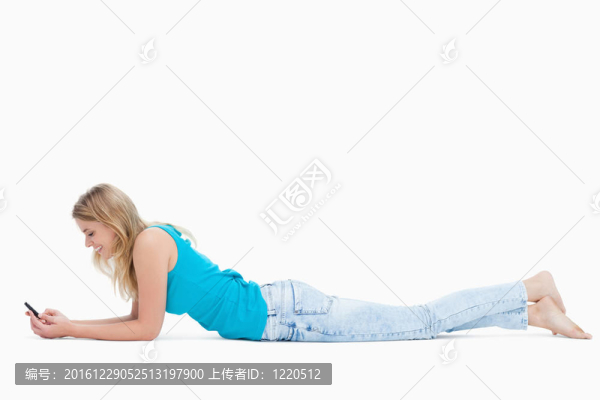 一個(gè)躺在地板上的女人用手機(jī)發(fā)短信