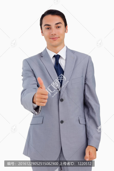 一個英俊的男人豎起大拇指