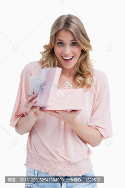 帶著禮物給她驚喜的年輕女子