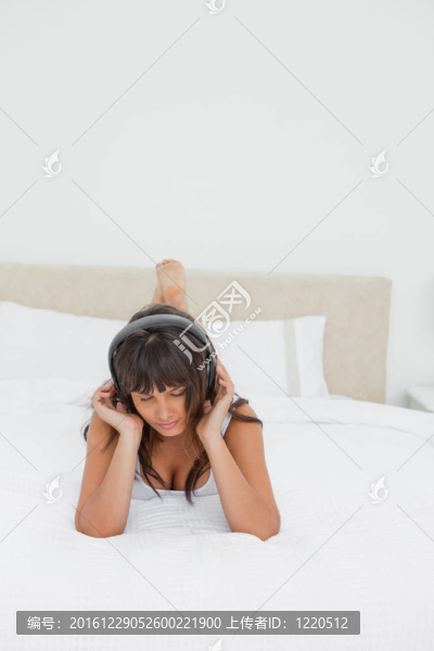 性感的年輕女人在聽(tīng)音樂(lè)