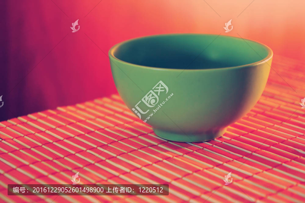 綠色陶瓷杯在竹表布靜物