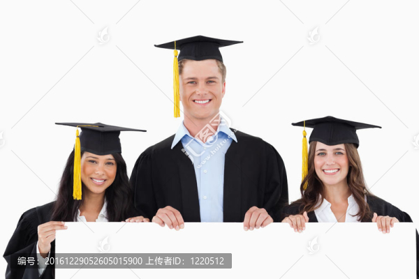 三名學生畢業(yè)后拿著一張空白海報