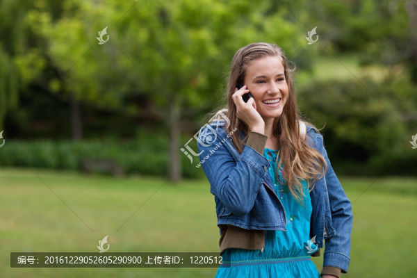 十幾歲的女孩站在鄉(xiāng)下，一邊談?wù)撝鳳H值