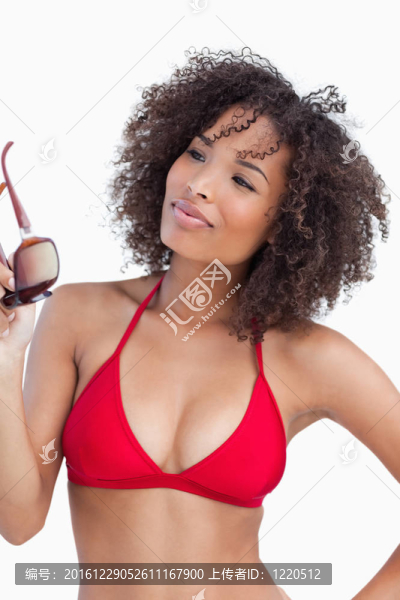年輕女子自豪地拿著太陽鏡