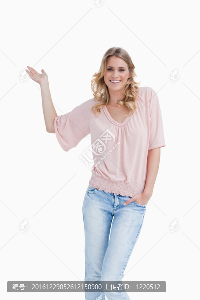 微笑的年輕女子把手放在手心