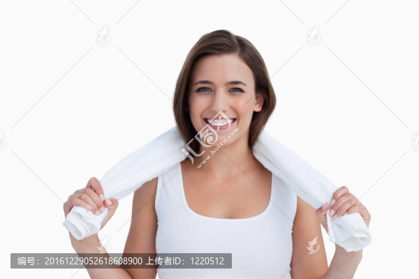 年輕女子拿著毛巾繞著她的脖子
