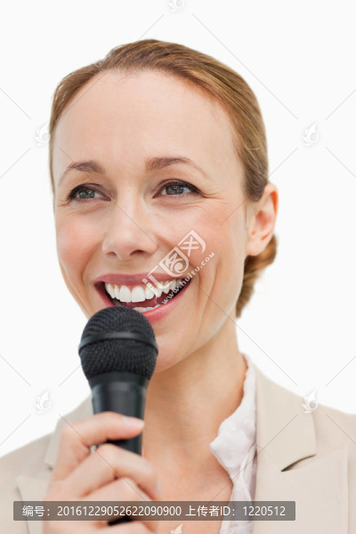熱情的女人用麥克風(fēng)說話