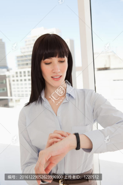 女商人用手表檢查時(shí)間