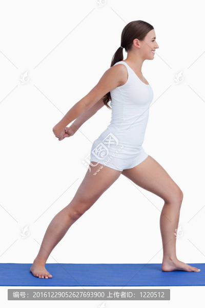 微笑的女人站著伸直手臂