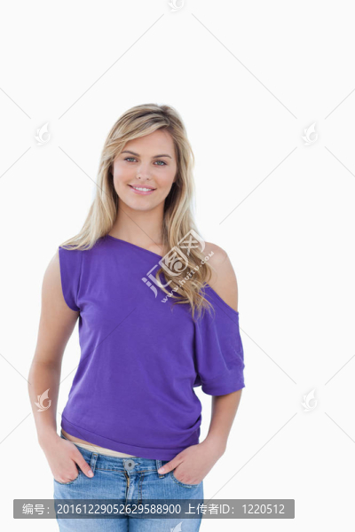 微笑的金發(fā)女人把手放在口袋里