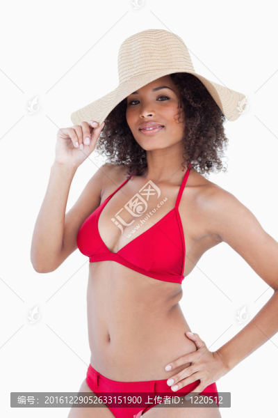 美麗的年輕女子一邊看著相機一邊站著