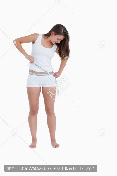 微笑的女人看著她的腰