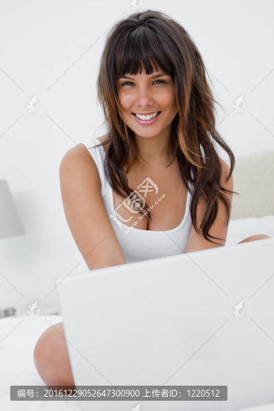 快樂的年輕女人使用筆記本電腦
