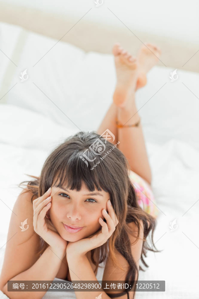 她床上一個(gè)可愛(ài)的年輕女人的畫(huà)像