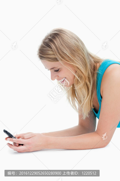 微笑的女人在手機(jī)上發(fā)短信
