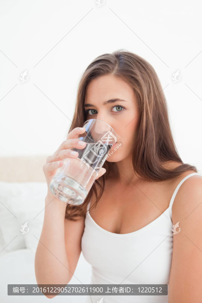 關(guān)閉了；女人喝一杯，盼望