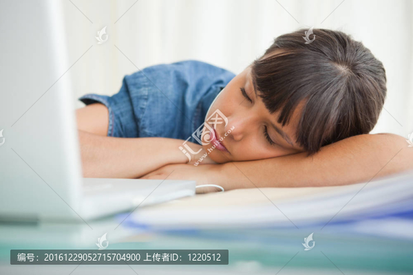 女學(xué)生睡在課桌上