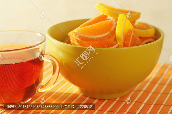 一杯茶和果凍在竹桌布靜物