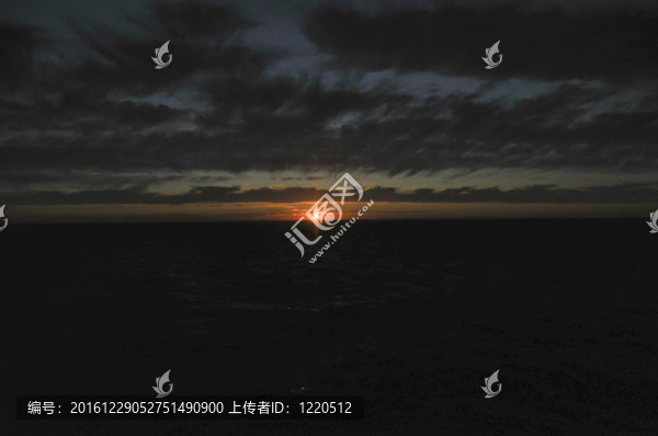 海上波光粼粼的日落
