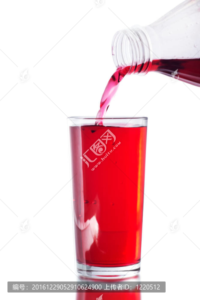把水果倒進玻璃杯里