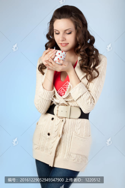 年輕女子正在喝茶