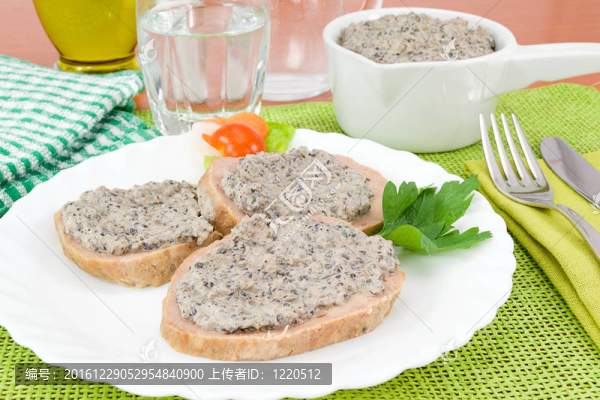 蘑菇醬肉餅