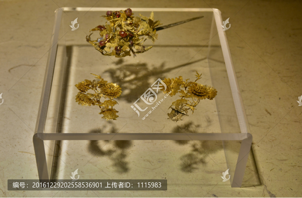 明代蜂蝶趕菊花籃形金簪