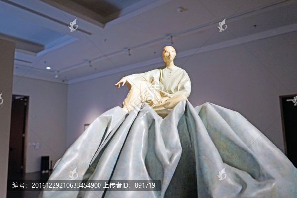 雕塑,傘上的女子
