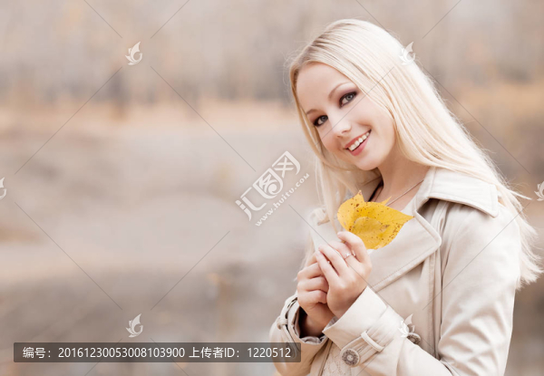 公園里的女人