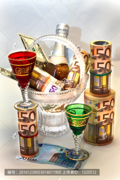 金錢；葡萄酒；美麗的酒杯和花瓶