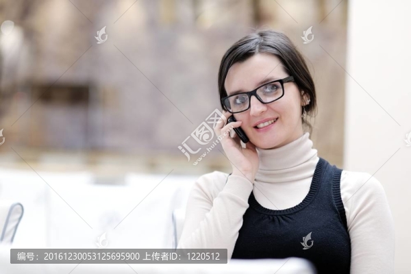 年輕女人在打電話