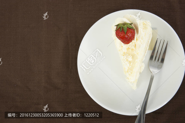 美味香草蛋糕與草莓裝飾頂部；棕色