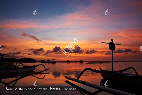 巴厘上傳統(tǒng)漁船的日落
