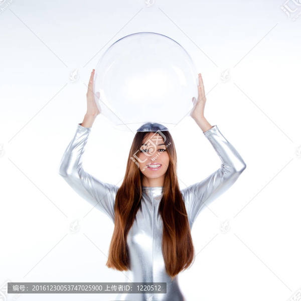 未來的銀色女子手持玻璃頭盔