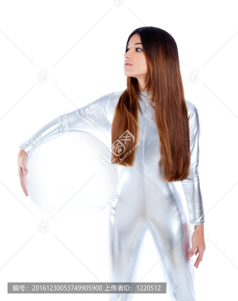 未來的銀色女子手持玻璃頭盔