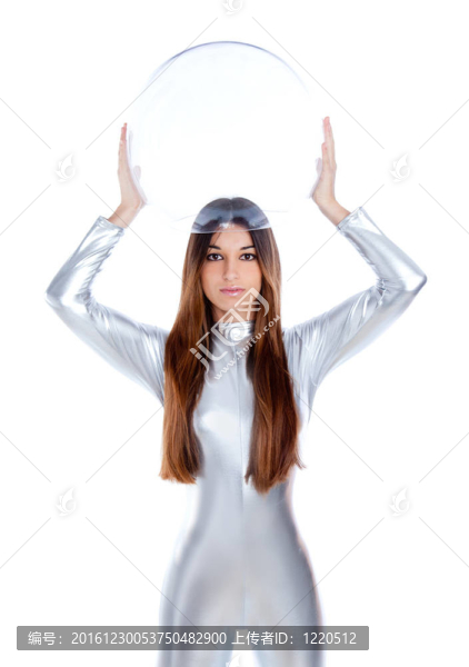 未來的銀色女子手持玻璃頭盔