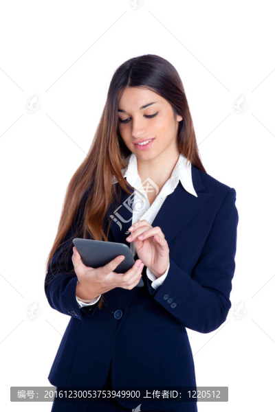 深色的印度商業(yè)女性閱讀電子書的平板電腦