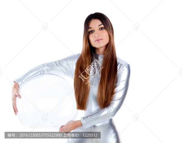未來的銀色女子手持玻璃頭盔