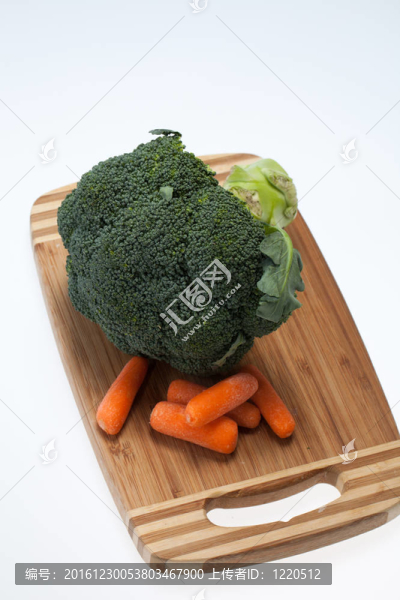 在白色背景上西蘭花和胡蘿卜切板