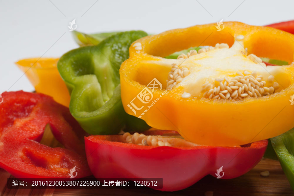 紅的；黃綠色的青椒