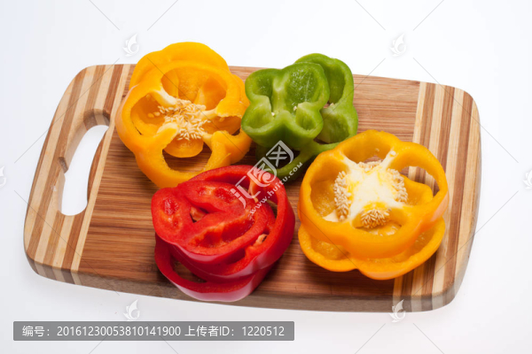 紅的；黃綠色的青椒