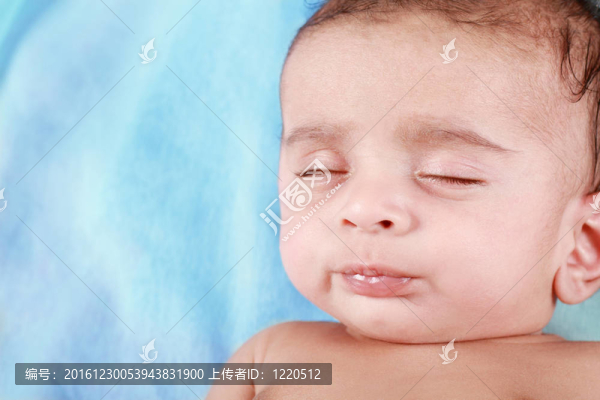 睡覺的男孩與藍色背景