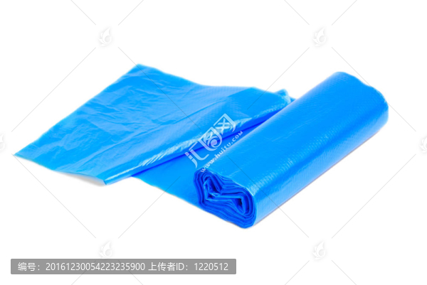 白色背景下藍(lán)色垃圾袋的滾動(dòng)