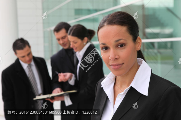 女同事站在辦公樓前