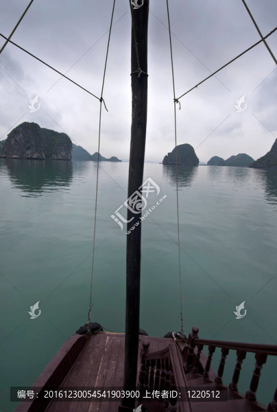 下龍灣的游船之旅。