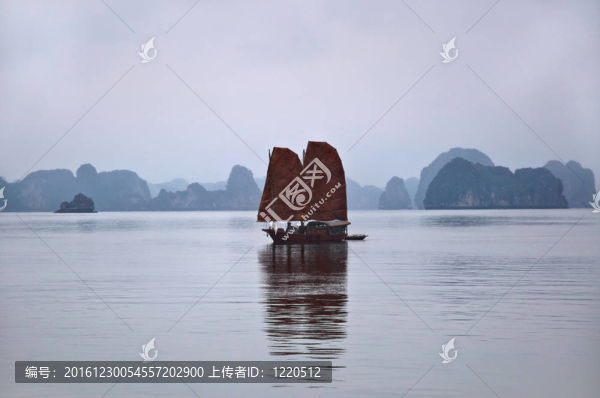 下龍灣的垃圾；