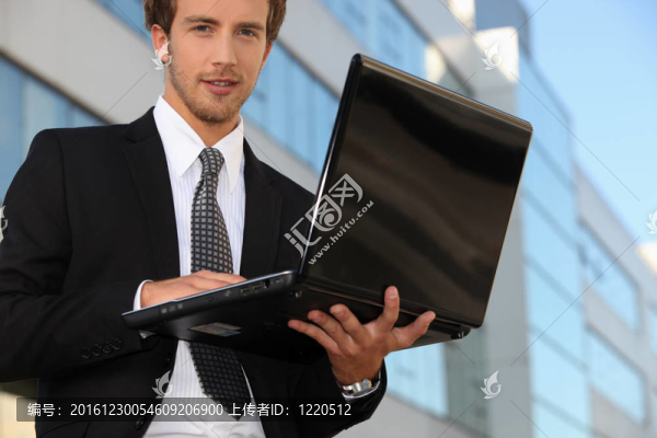 青年企業(yè)辦公用筆記本電腦