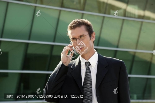 商人在打電話